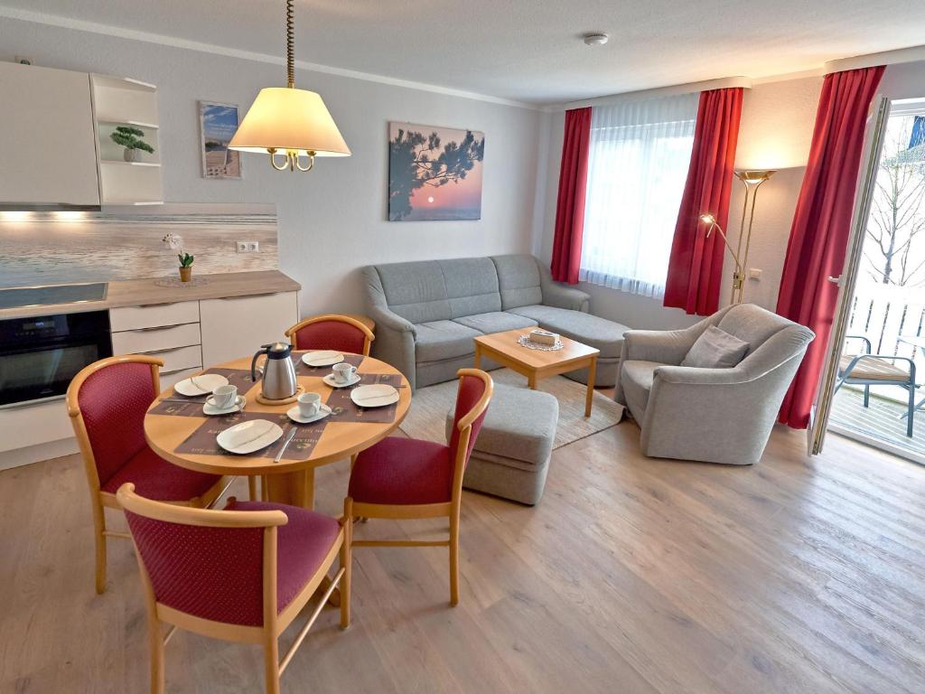 eine Küche und ein Wohnzimmer mit einem Tisch und Stühlen in der Unterkunft Wohnpark Stadt Hamburg - Apt. 03 in Binz