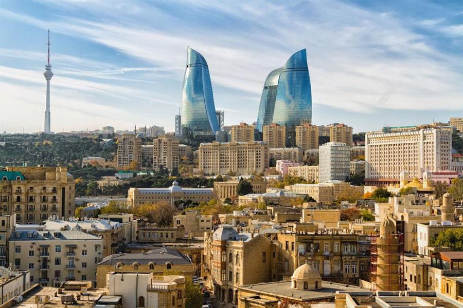 uma vista para a cidade de baku com as torres de chamas em apartment em Baku