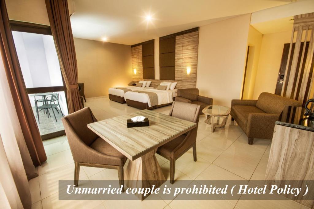 Postel nebo postele na pokoji v ubytování Hotel Gren Alia Jakarta