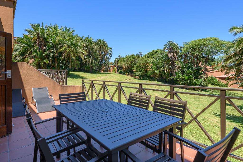 een blauwe tafel en stoelen op een balkon bij San Lameer Villa 2809 - 3 Bedroom Classic - 6 pax - San Lameer Rental Agency in Southbroom