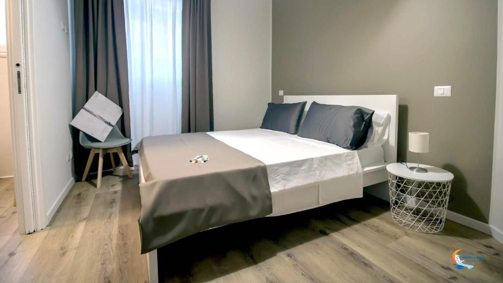 A bed or beds in a room at Baia di Luna