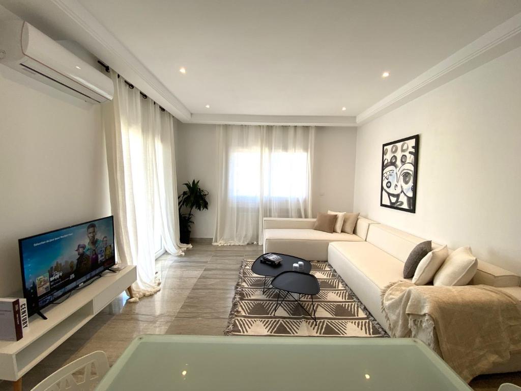 TV a/nebo společenská místnost v ubytování Le Relais Apt de luxe à 5mn de la marsa