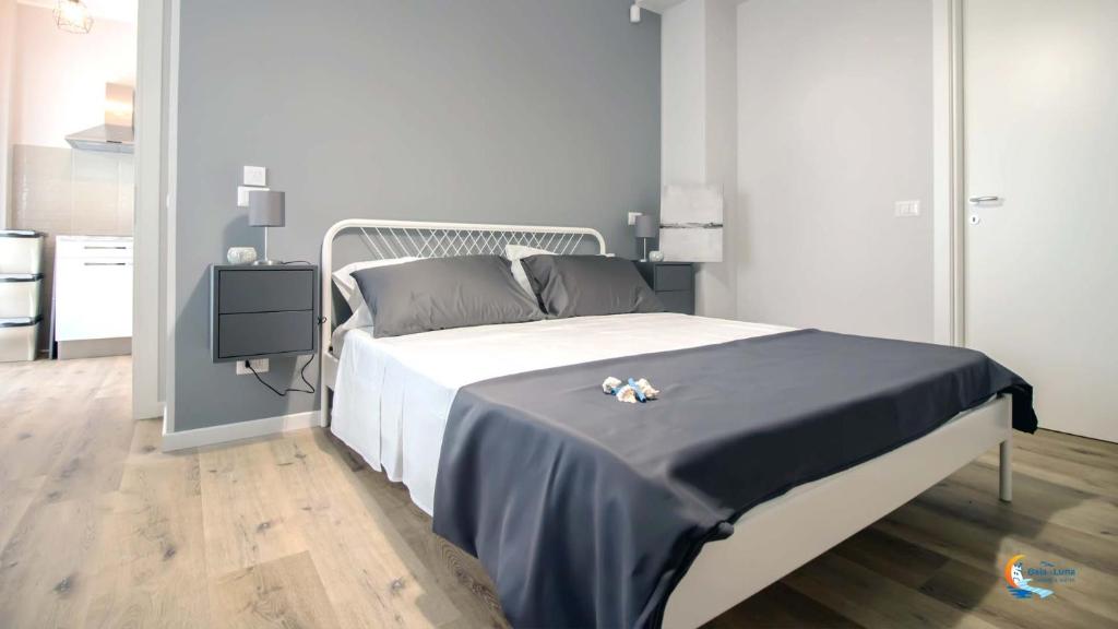 A bed or beds in a room at Baia di Luna