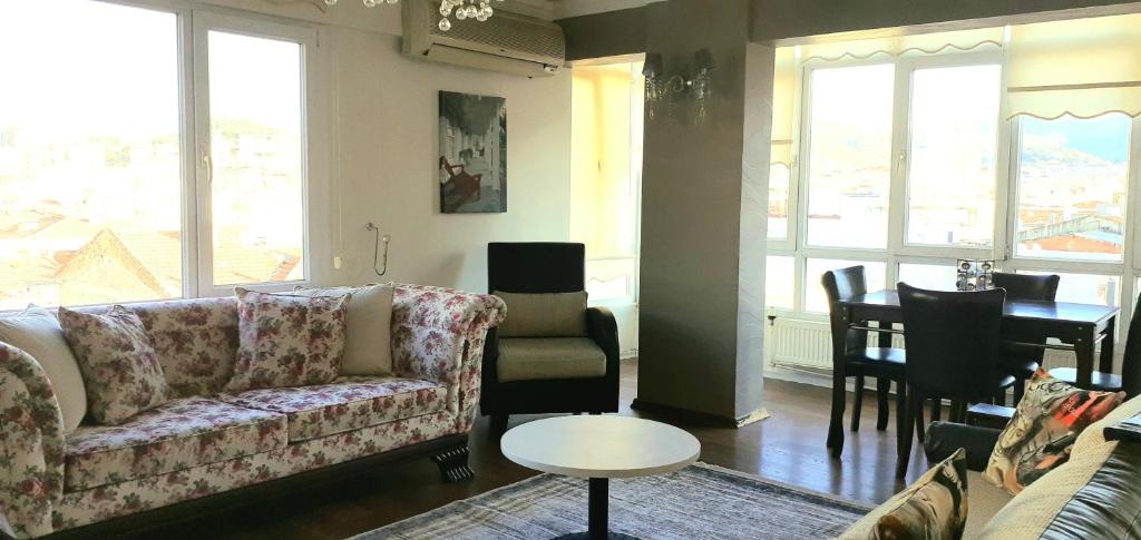 ein Wohnzimmer mit einem Sofa und einem Tisch in der Unterkunft Apartman dairesi in Balçova