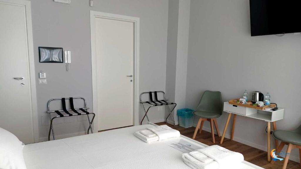 A bed or beds in a room at Baia di Luna