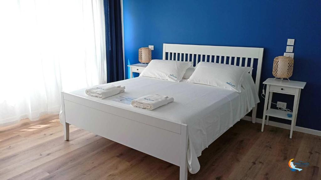 A bed or beds in a room at Baia di Luna