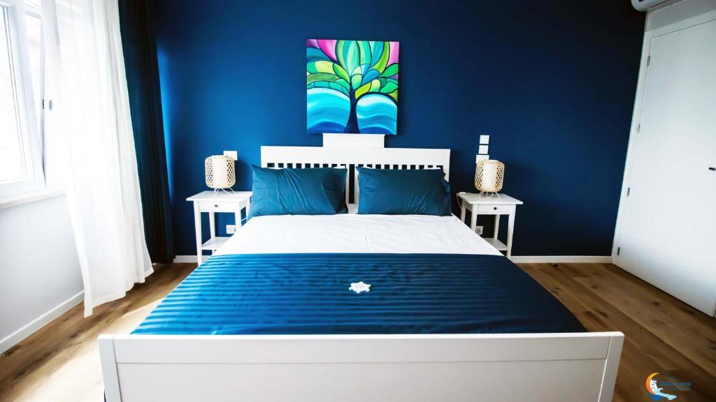 A bed or beds in a room at Baia di Luna