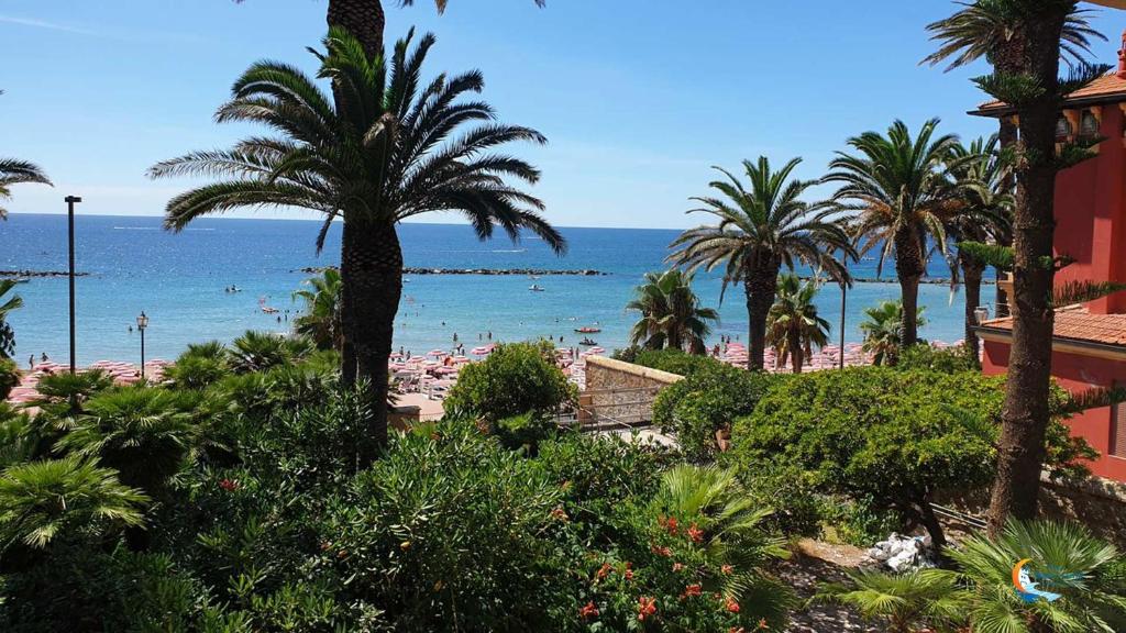 vistas a una playa con palmeras y al océano en Baia di Luna en Santa Marinella