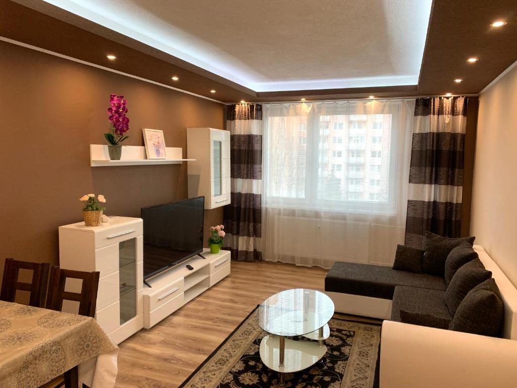un soggiorno con divano e TV di Apartment TT11 a Trnava
