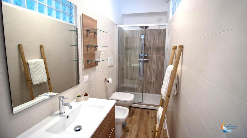 A bathroom at Baia di Luna