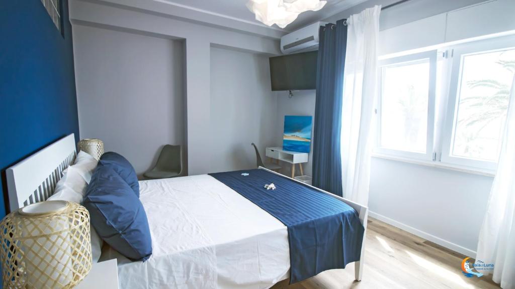 A bed or beds in a room at Baia di Luna