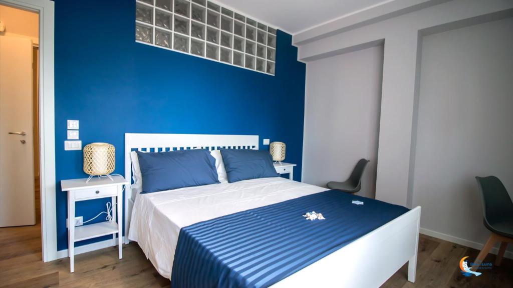 A bed or beds in a room at Baia di Luna