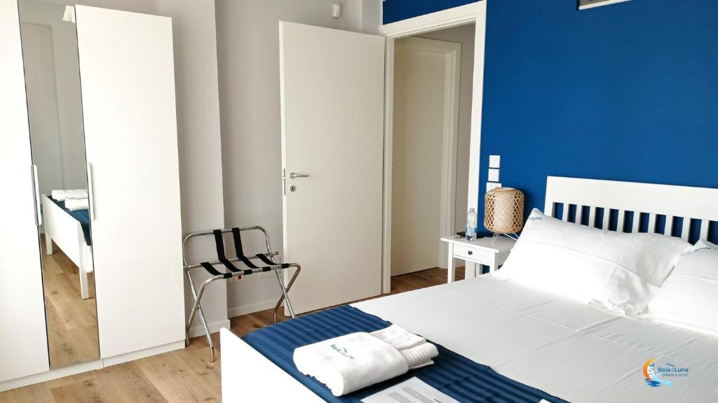 A bed or beds in a room at Baia di Luna