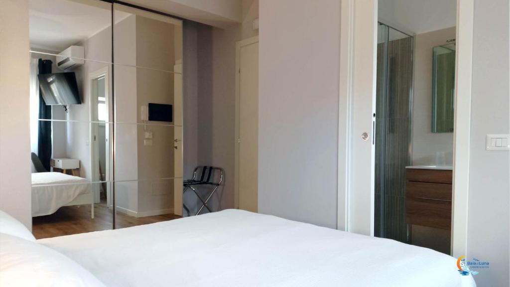A bed or beds in a room at Baia di Luna