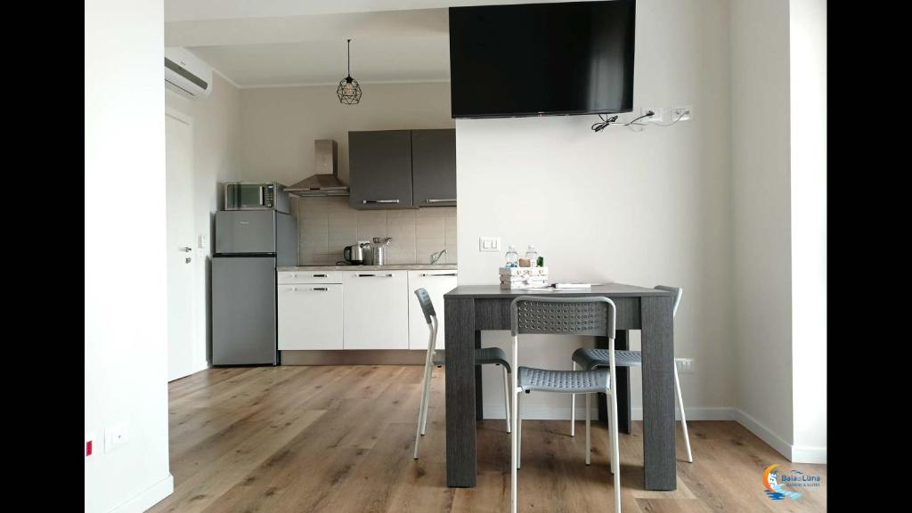 A kitchen or kitchenette at Baia di Luna