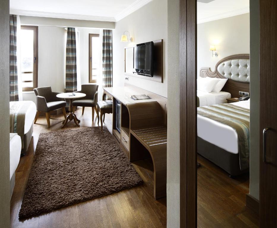 une chambre d'hôtel avec un lit et un bureau dans l'établissement Grand Halic Goldenhorn, à Istanbul
