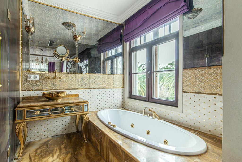 Et badeværelse på Hotel Room in Historic Mansion in Beylerbeyi
