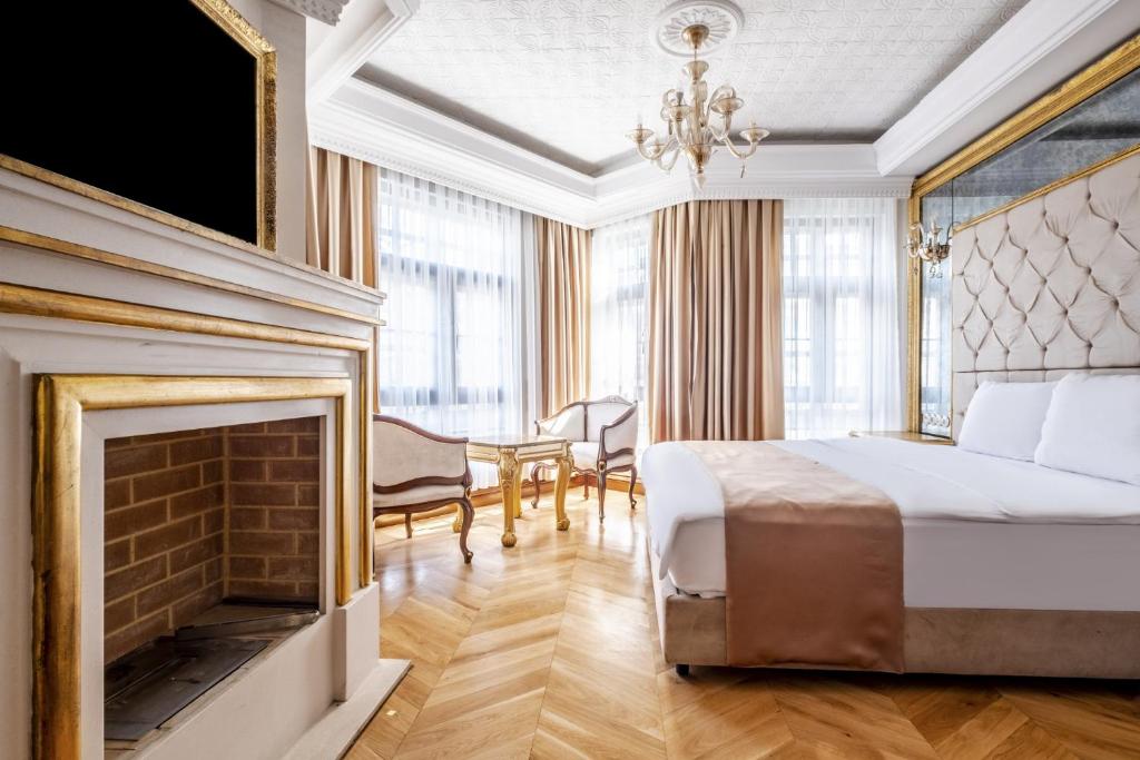 um quarto de hotel com uma cama e uma lareira em Superb Studio in Historic Mansion in Beylerbeyi em Istambul