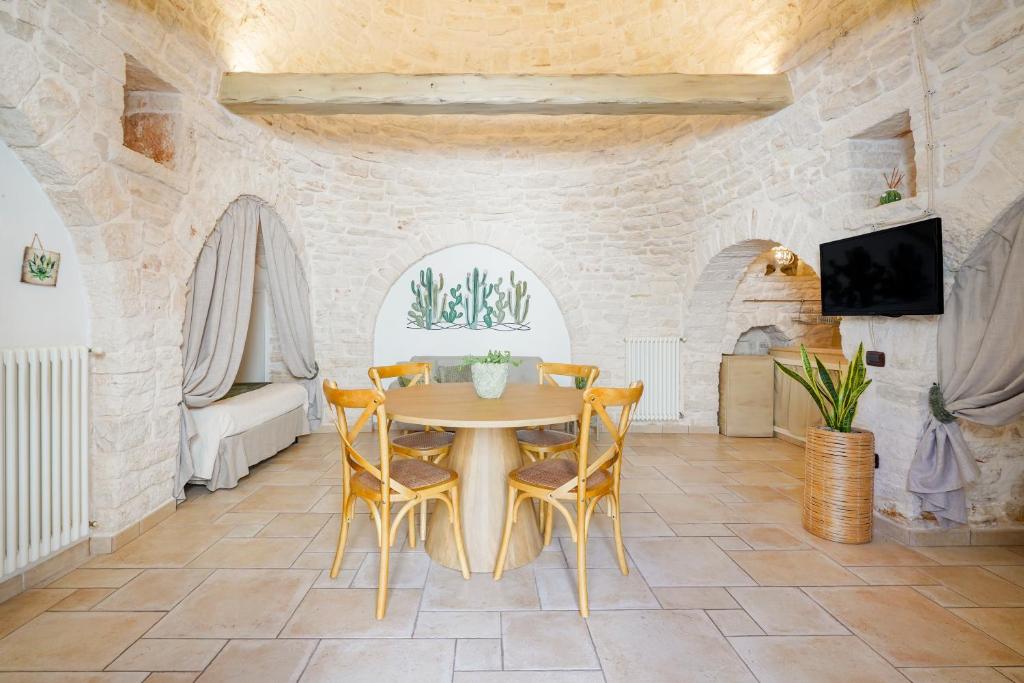 una sala da pranzo con tavolo e sedie di Trulli di Zia Vittoria ad Alberobello