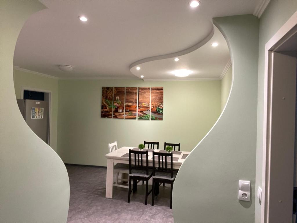 - une salle à manger avec une table et des chaises dans l'établissement Eliz Appartements, à Ringsheim