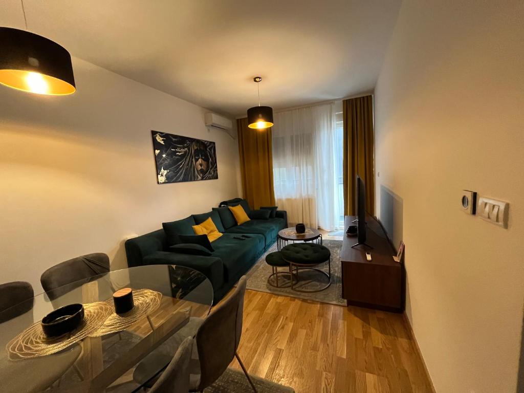 een woonkamer met een bank en een tafel bij Kej Garden - Two bedroom apartment. in Novi Sad