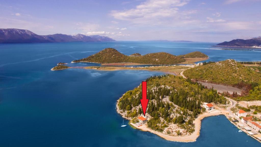 uma ilha na água com uma seta vermelha em Adriatic Sunrise - Beach House em Blace