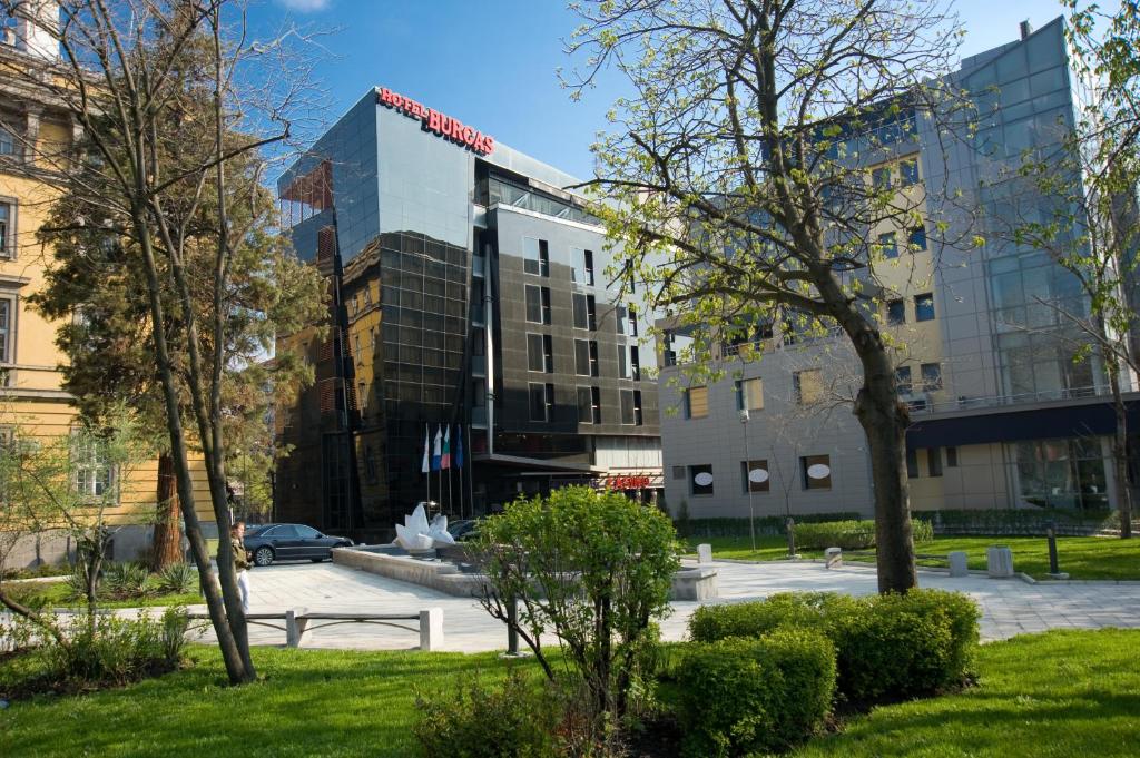 - une vue sur un bâtiment d'une ville dans l'établissement Hotel Burgas, à Bourgas