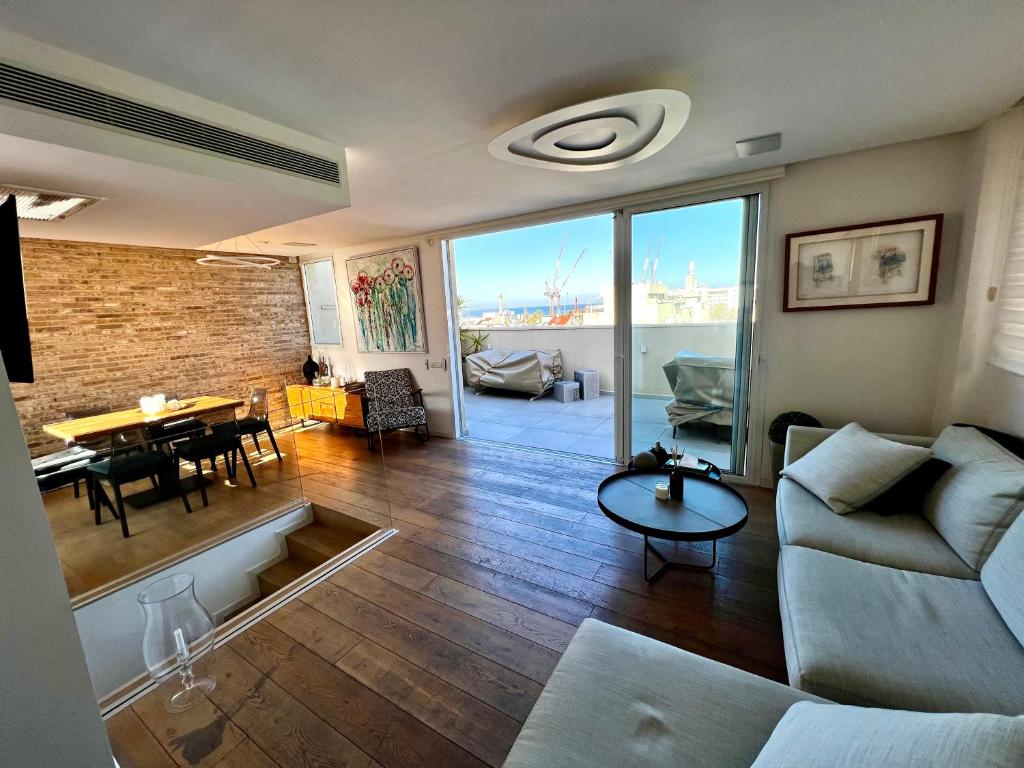 Apartment Penthouse w/parking in the Kerem next to the beach, Tel Aviv, Israel