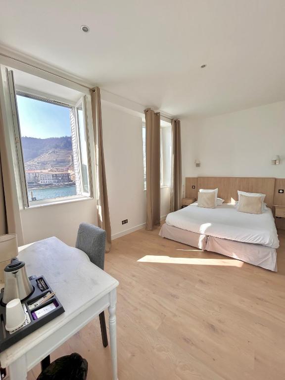 Postel nebo postele na pokoji v ubytování Hôtel Les Deux Coteaux