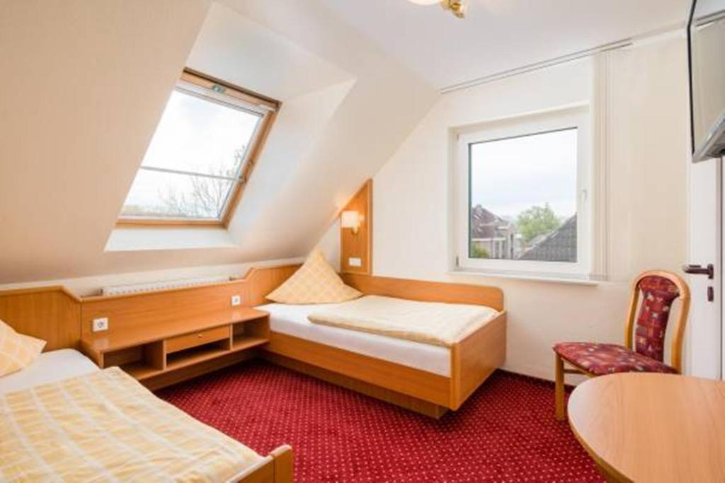 Postel nebo postele na pokoji v ubytování Hotel zur Post