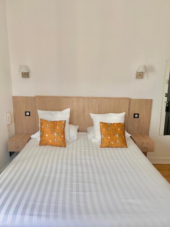 Postel nebo postele na pokoji v ubytování Hôtel Les Deux Coteaux