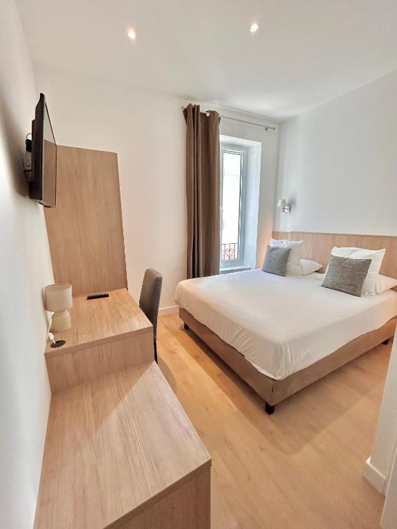 Postel nebo postele na pokoji v ubytování Hôtel Les Deux Coteaux