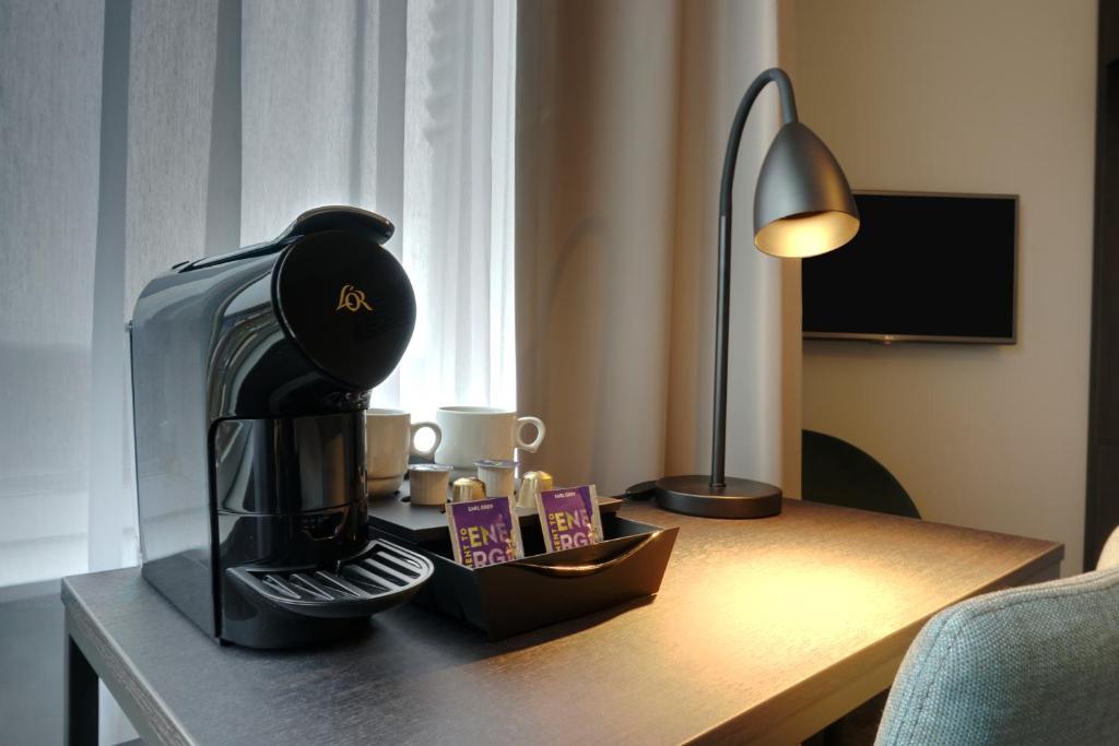 Příslušenství pro přípravu čaje a kávy v ubytování First Hotel Jönköping