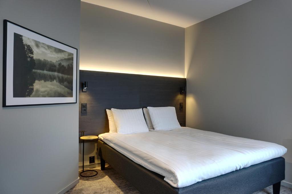 Postel nebo postele na pokoji v ubytování First Hotel Jönköping