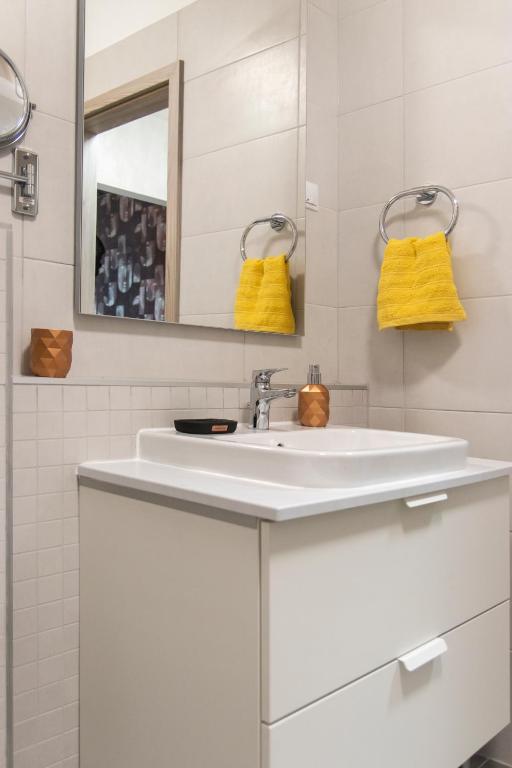 A bathroom at Grand Suites Corvin