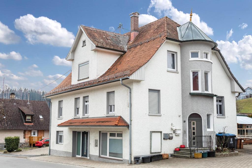 una casa bianca con tetto marrone di Nguyen und Le 2 a Neukirch