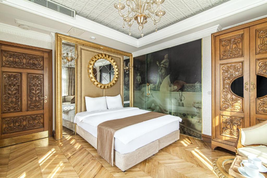 1 dormitorio con 1 cama y una pintura en la pared en Charming Studio in Historic Mansion in Beylerbeyi, en Estambul