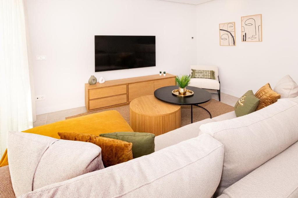 Televízia a/alebo spoločenská miestnosť v ubytovaní Marbella Deluxe duplex con piscina privada