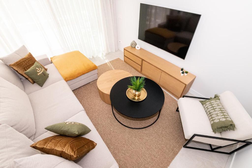 Televízia a/alebo spoločenská miestnosť v ubytovaní Marbella Deluxe duplex con piscina privada