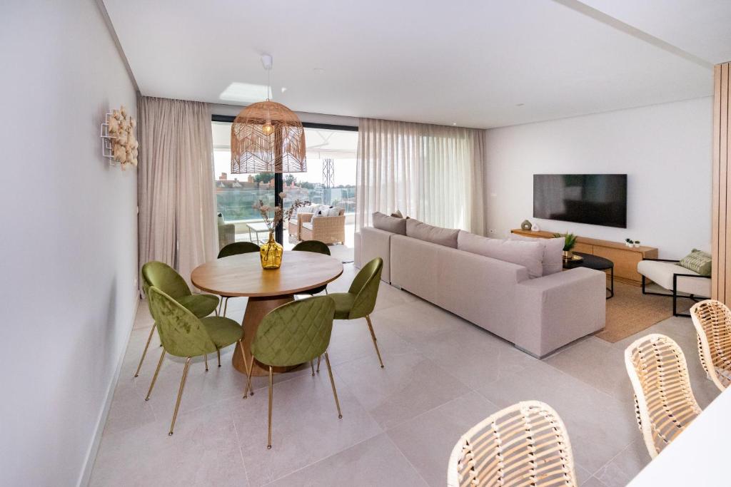 Televízia a/alebo spoločenská miestnosť v ubytovaní Marbella Deluxe duplex con piscina privada