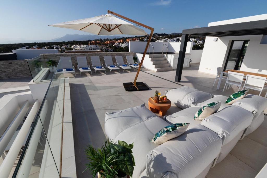 Balkón alebo terasa v ubytovaní Marbella Deluxe duplex con piscina privada