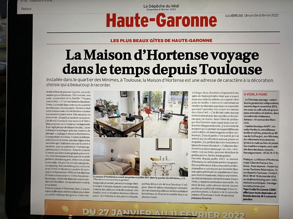 une page de journal d'un magazine à domicile avec un titre dans l'établissement LA MAISON d'HORTENSE, maison de charme et de caractère, à Toulouse
