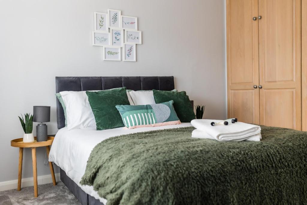 Ένα ή περισσότερα κρεβάτια σε δωμάτιο στο Lovely House in Welwyn with Garden and Off road parking