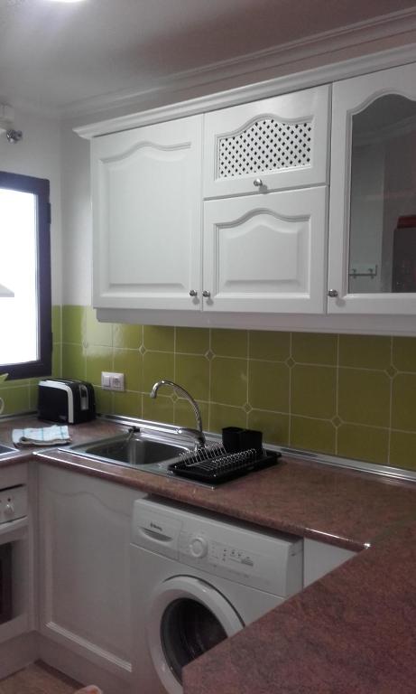 Kuchyň nebo kuchyňský kout v ubytování Costamarina Apartments