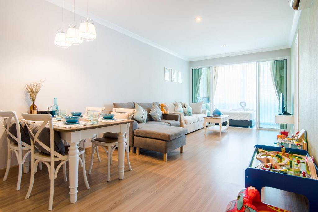 a living room with a table and a couch at Huahin Myresort Family Suite Condo 3B2B Free water park มายรีสอร์ท หัวหิน 3 ห้องนอน 2 ห้องน้ำ พัก 8 คน ฟรีสวนน้ำ in Hua Hin