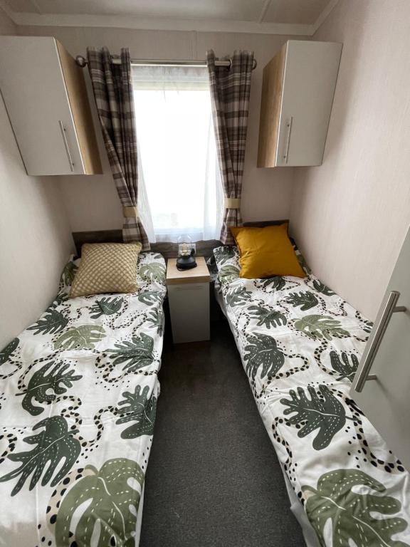 Postel nebo postele na pokoji v ubytování Seton Sands Haven Holiday Park - Prestige Caravan