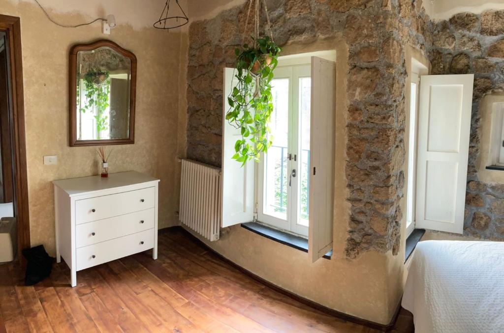 een slaapkamer met een wit dressoir en een raam bij Casa Olivia Lacremà in Finale Ligure