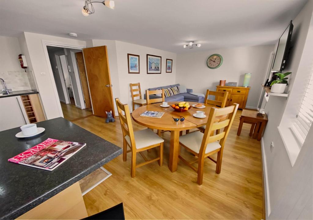 una cucina e una sala da pranzo con tavolo e sedie di Waterfront Quay a Gosport