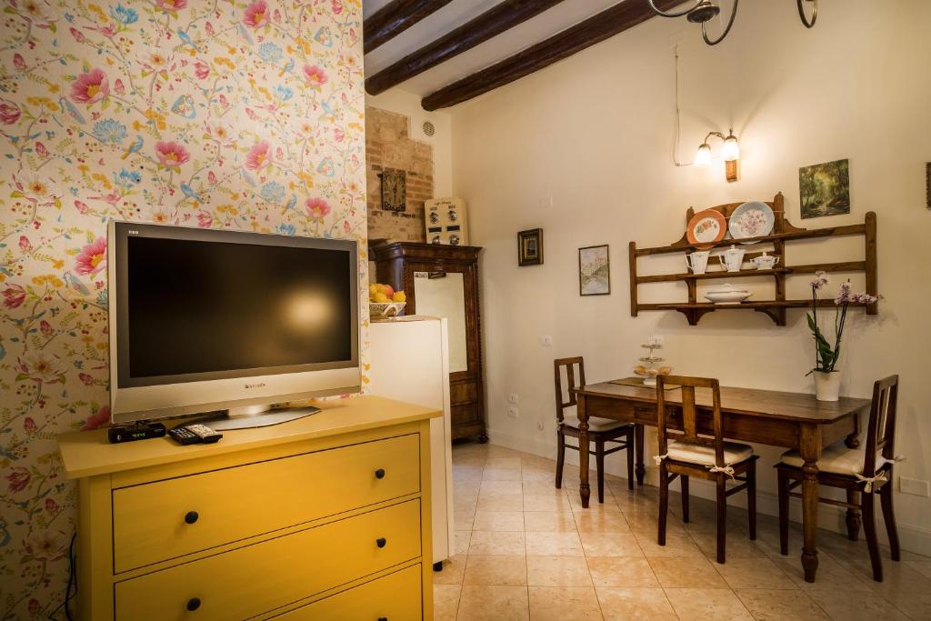 A television and/or entertainment centre at Il Calamaio