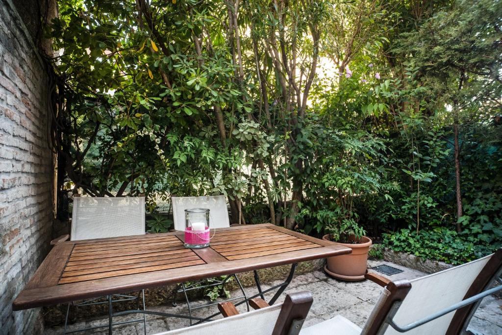 A garden outside Il Calamaio